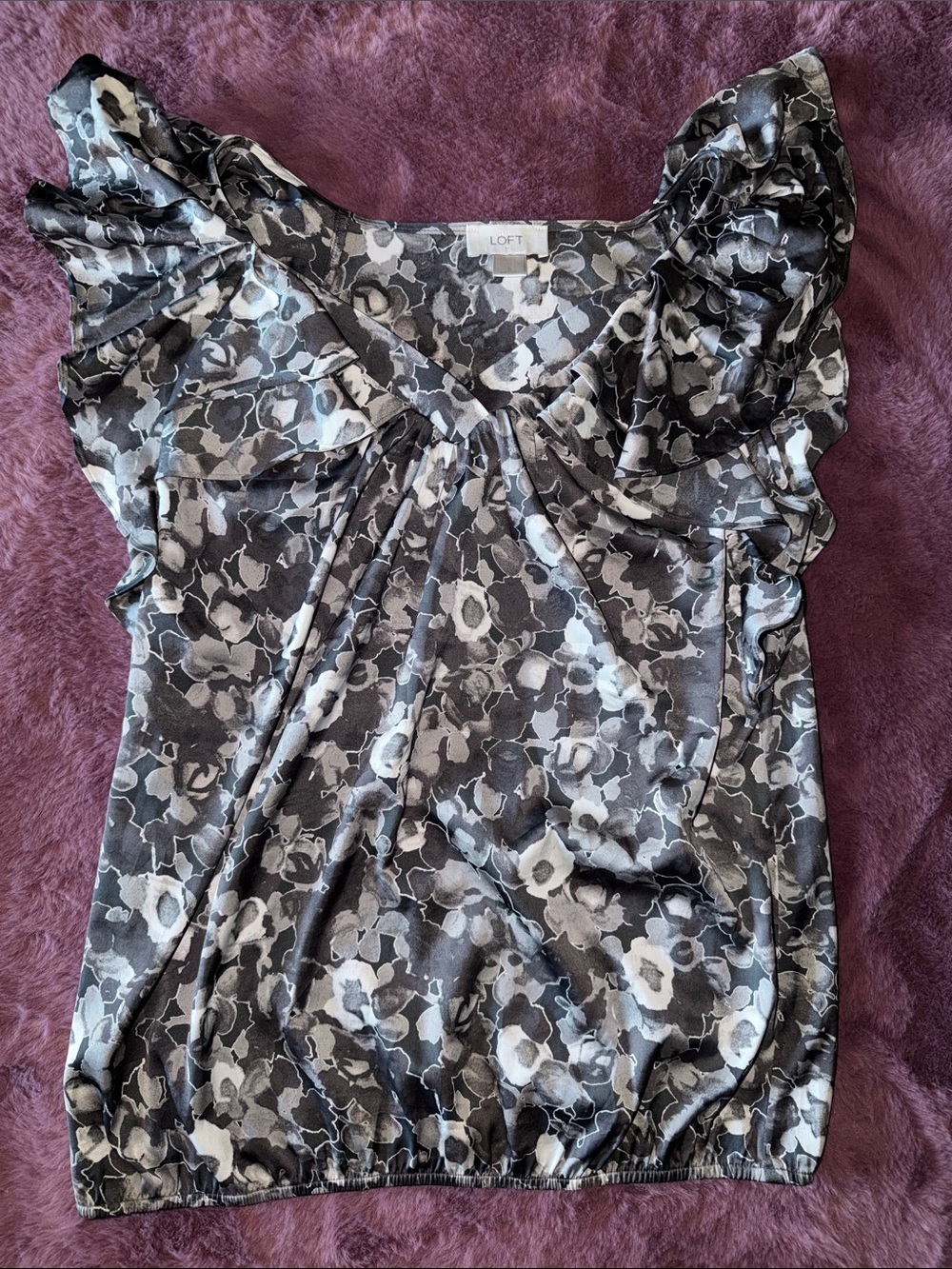 LOFT Black/Gray/White Floral Flutter Sleeve Blouse Sz Small